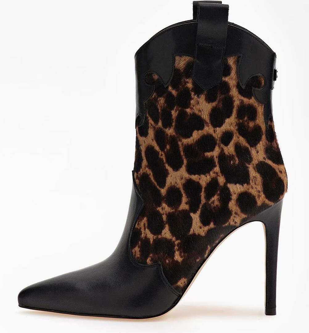 El botín breann de piel auténtica con estampado de leopardo de Guess