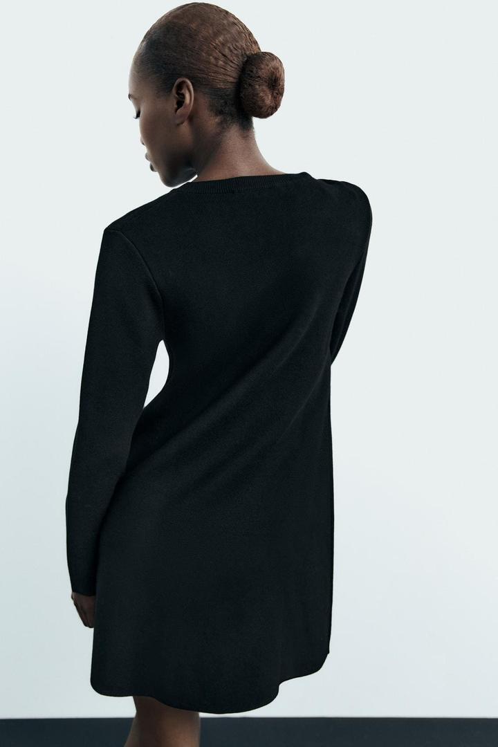 El vestido corto de punto negro de Zara