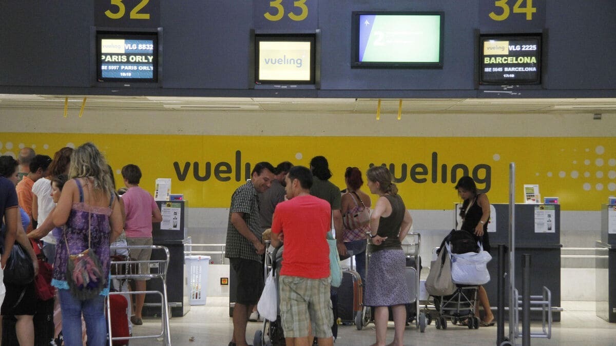 Personas hacen cola en el aeropuerto de Sevilla