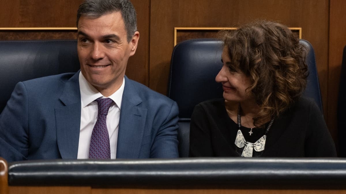Pedro Sánchez, junto a la ministra María Jesús Montero