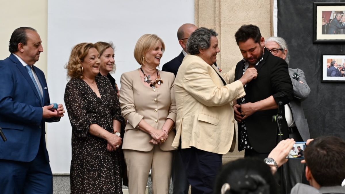 Miguel Poveda recibe la Insignia de Oro de la Peña Tío José de Paula