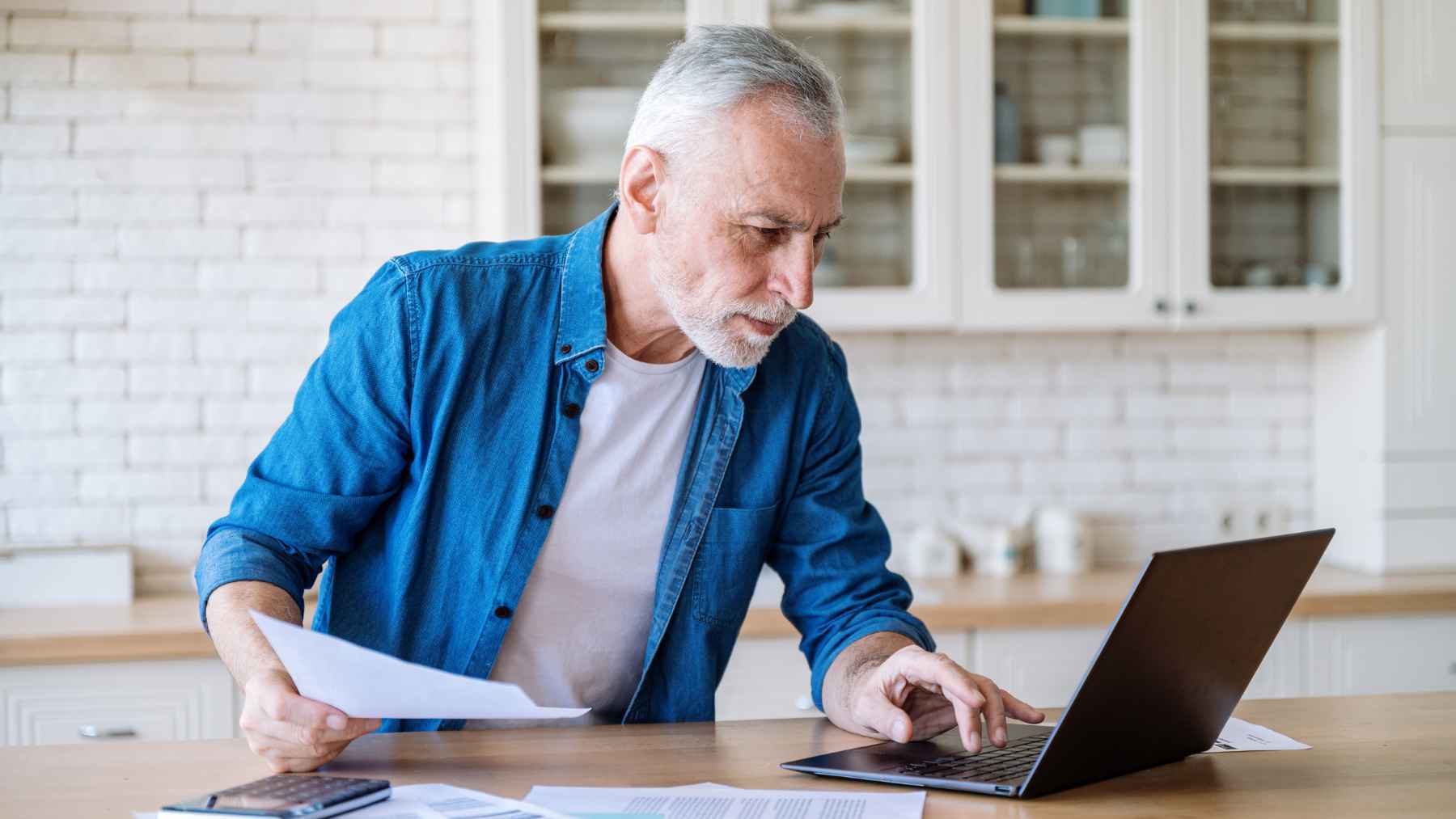 Un pensionista comprueba el estado de su pensión de la Seguridad Social