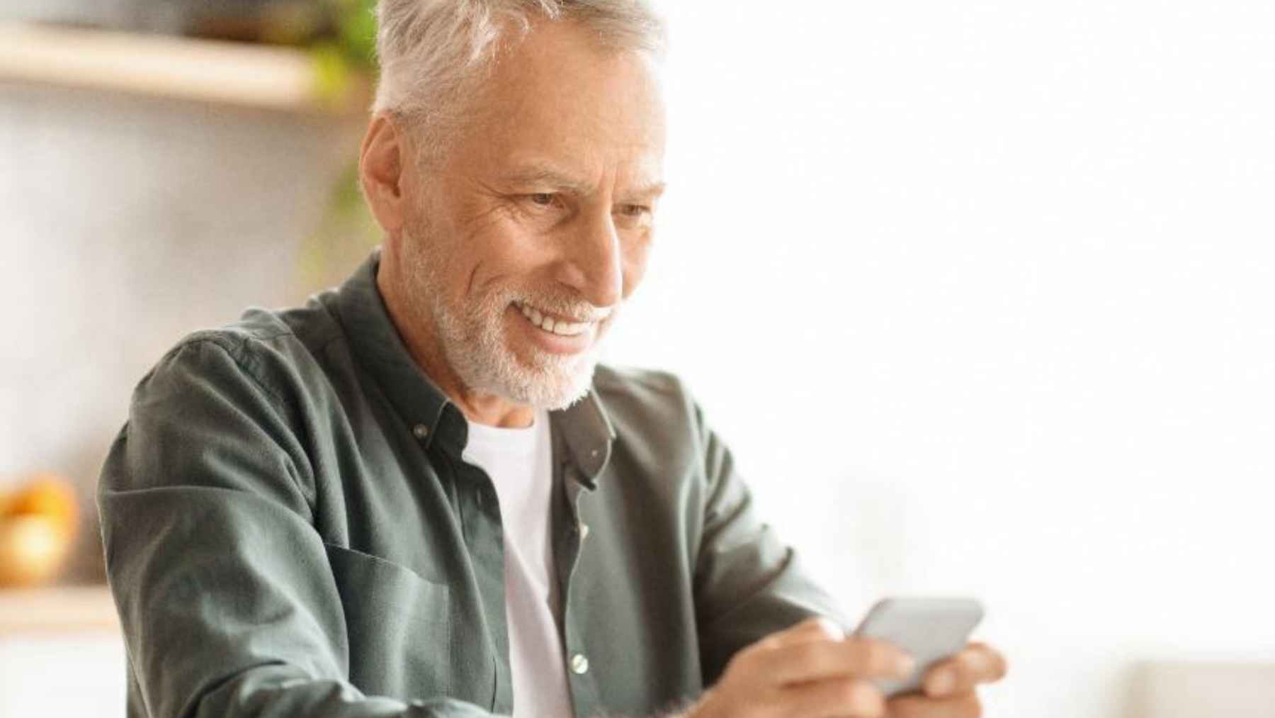 Un pensionista comprueba el estado de su pensión de la Seguridad Social