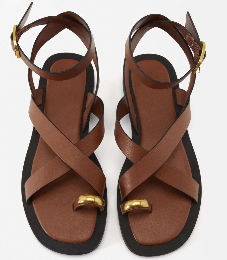 Sandalias planas cruzadas adorno metálico de Parfois