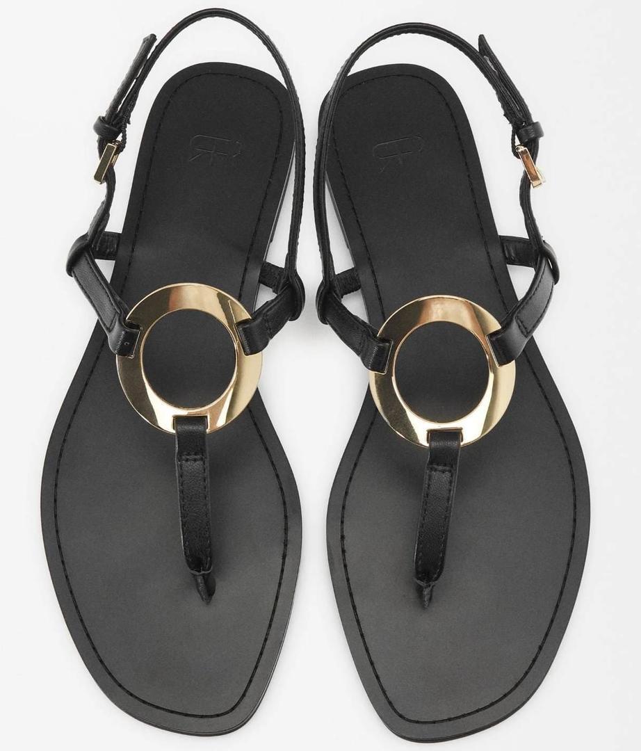 Sandalias planas detalle metálico de Parfois