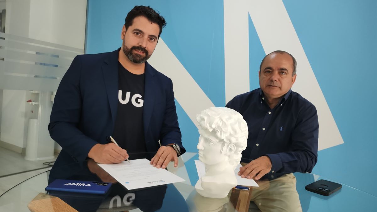 Jaime Núñez y Juan Carlos Corchado en la firma del acuerdo