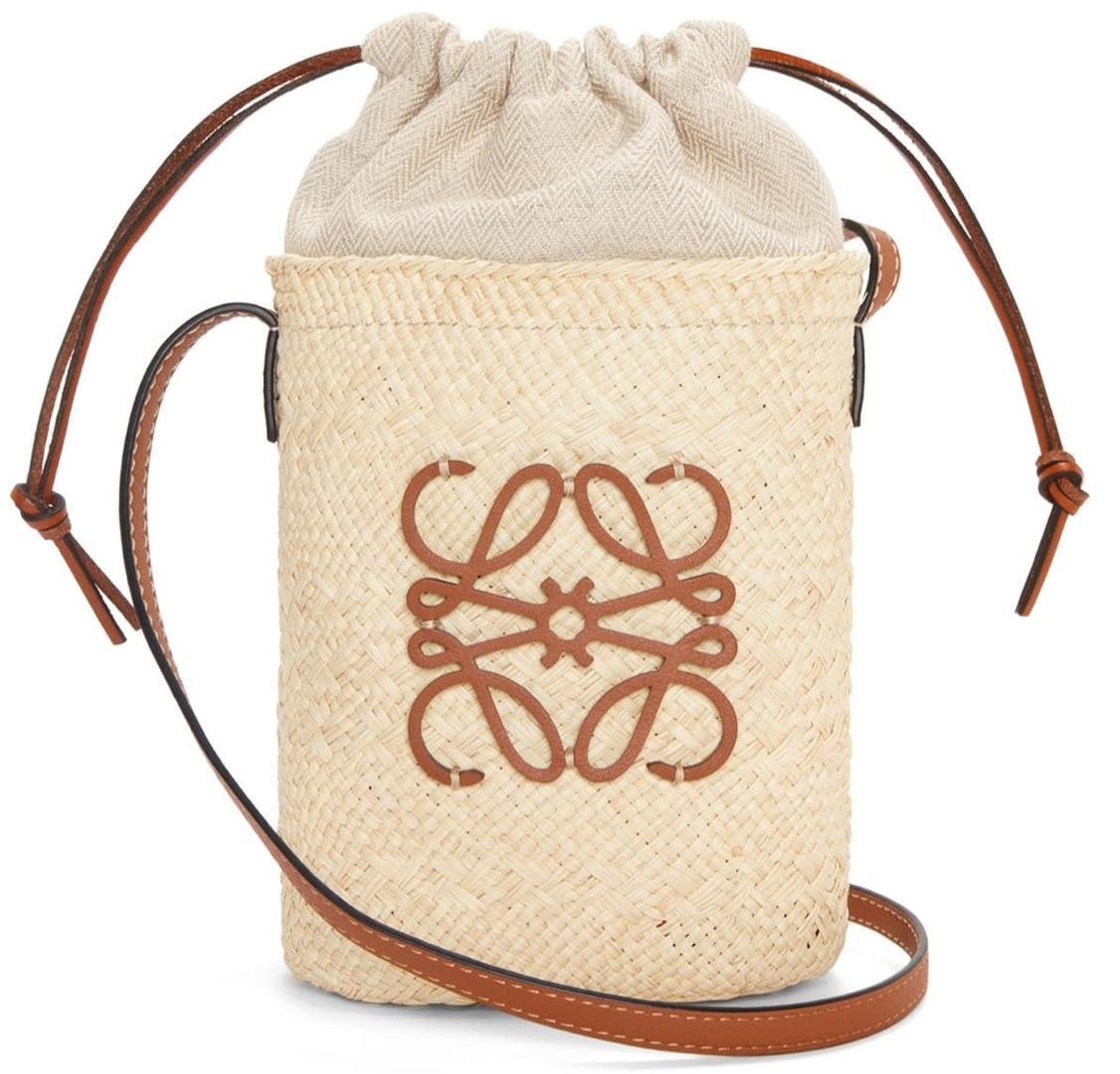 El bolso Square Pocket en palma de iraca y piel de ternera de Loewe