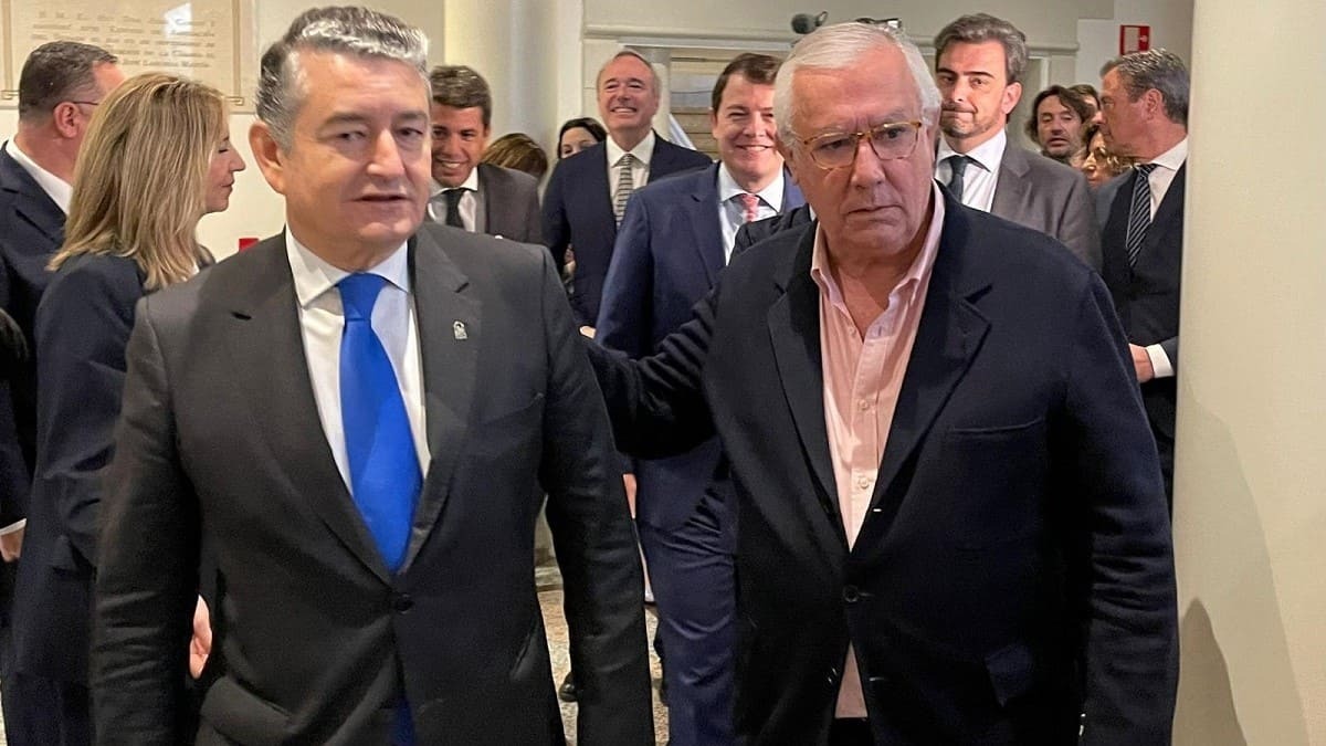 Antonio Sanz, junto a Javier Arenas