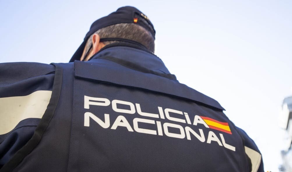 Un Policía Nacional patrullando por Granada