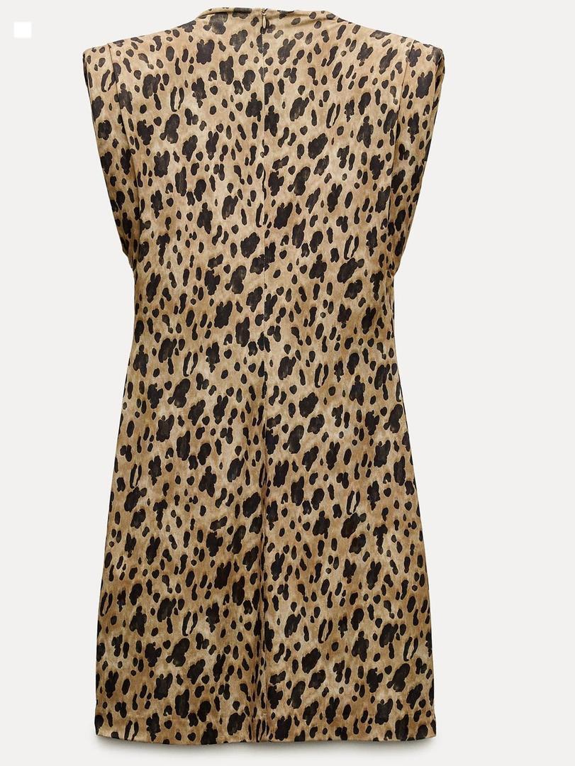 El vestido con hombreras con estampado de leopardo de Zara