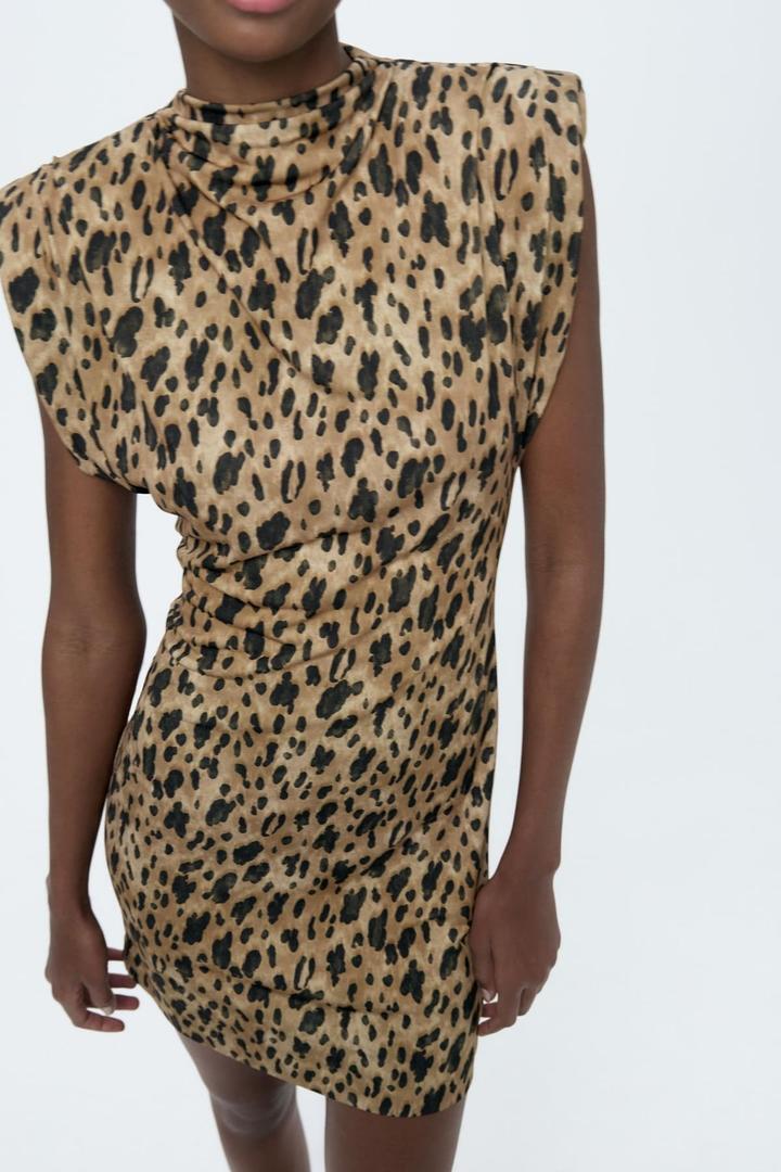 El vestido con hombreras con estampado de leopardo de Zara