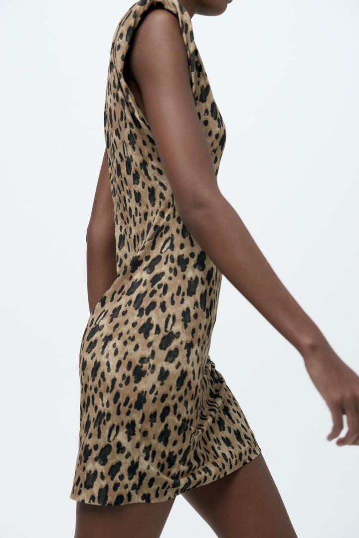 El vestido con hombreras con estampado de leopardo de Zara