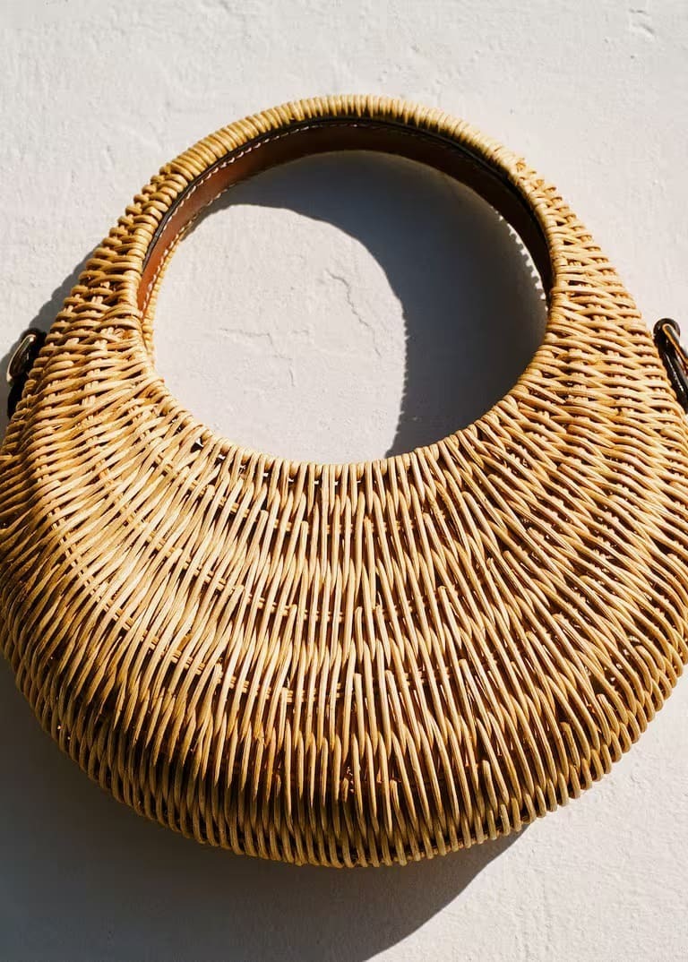 El nuevo bolso doble con asa de ratán de Mango