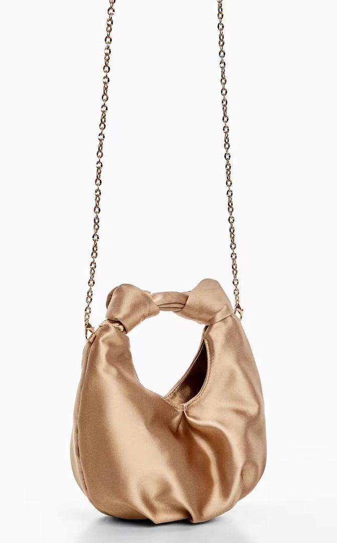 El nuevo bolso de mano satinado de Mango