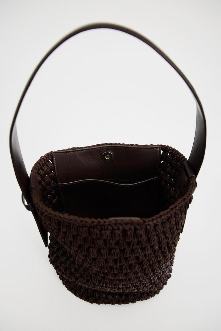 El nuevo bolso saca de macramé de color marrón de Zara