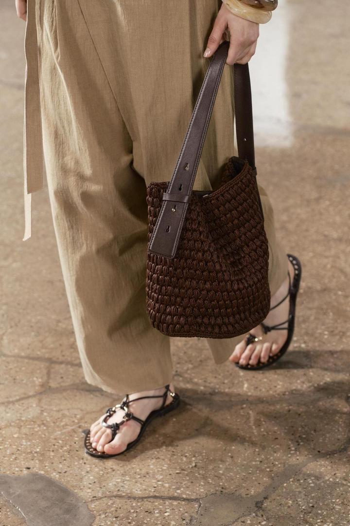 El nuevo bolso saca de macramé de color marrón de Zara