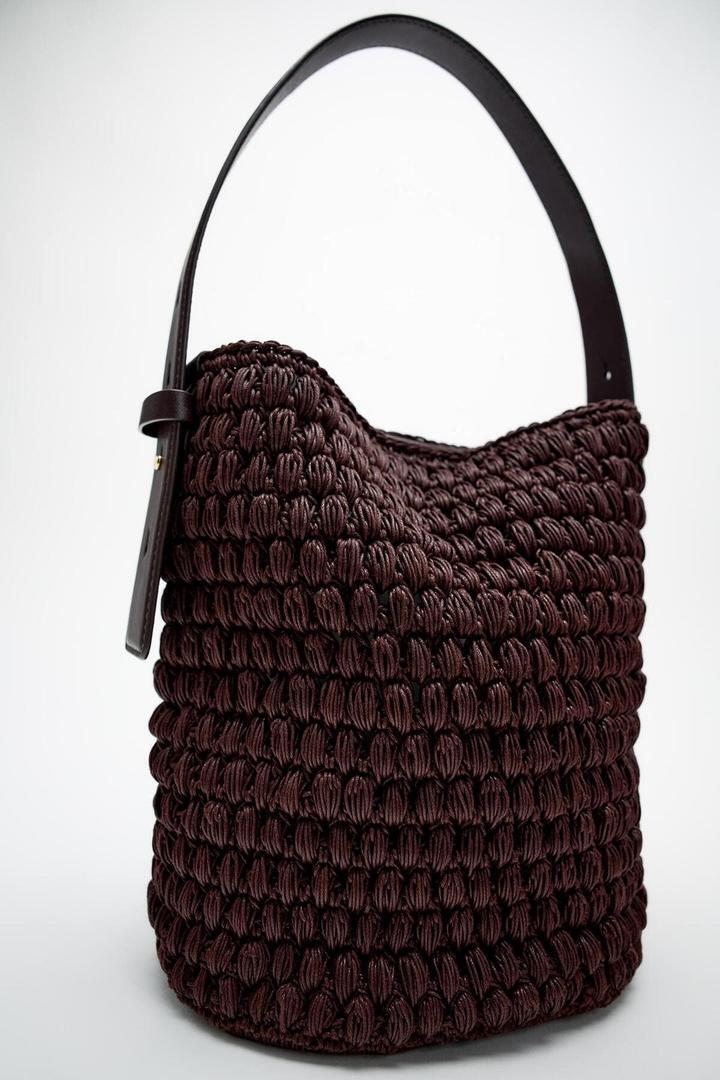 El nuevo bolso saca de macramé de color marrón de Zara