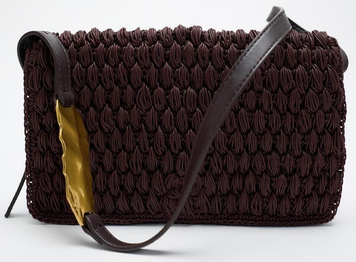 El nuevo bolso de hombro de macramé de color marrón de Zara