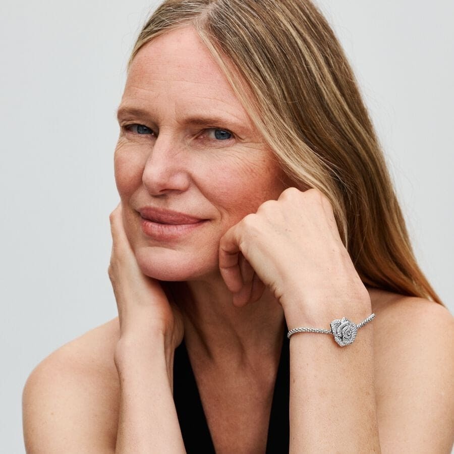 El nuevo charm Rosa Grande Floreciendo de Pandora