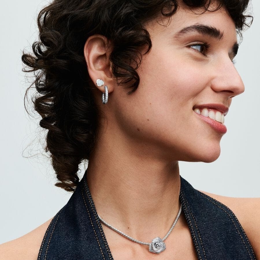 Los nuevos pendientes de botón Rosa Blanca Floreciendo de Pandora