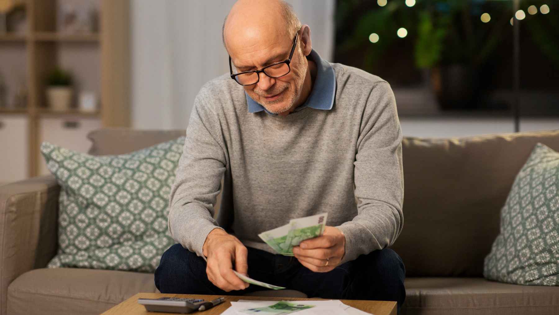 Pensionista comprueba el dinero cobrado por las pensiones de la Seguridad Social