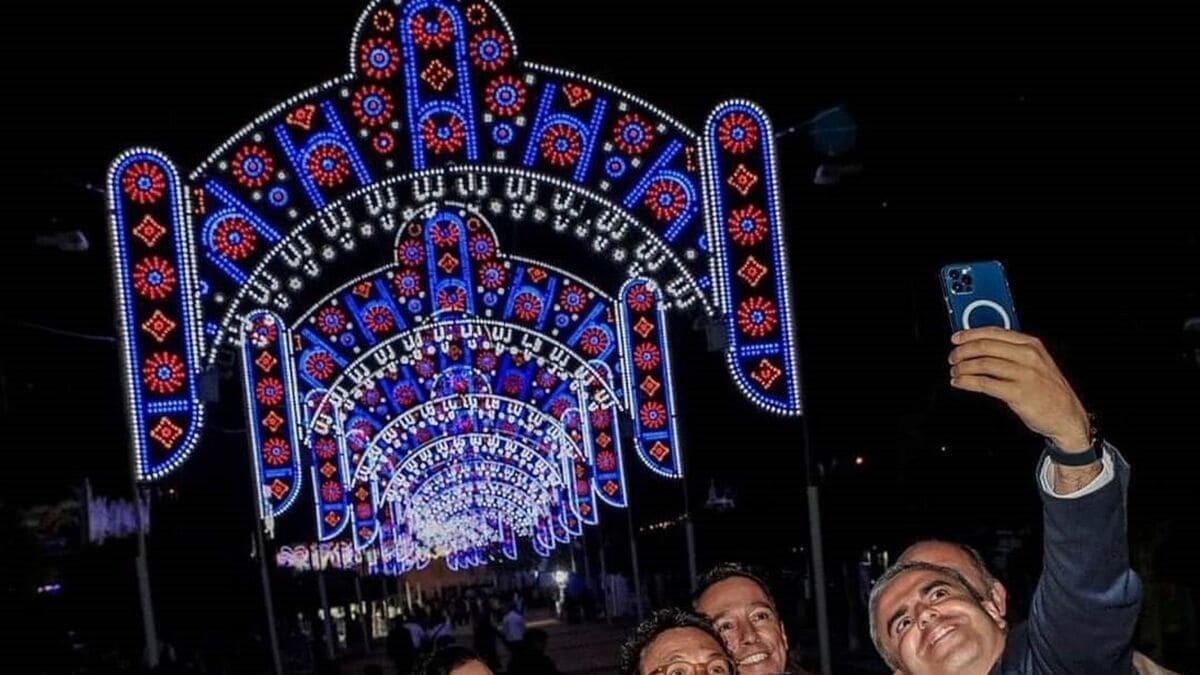 Personas disfrutando en la Feria de Vejer