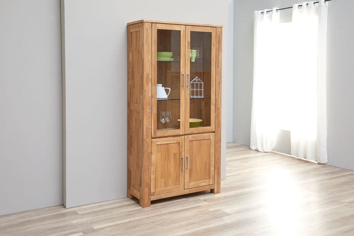 La vitrina OLDE de cuatro puertas y dos cristales de roble de Jysk