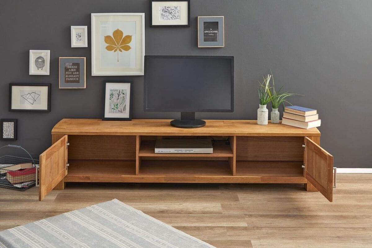 El mueble de TV OLDE de 200 cm con dos puertas de madera de roble de Jysk
