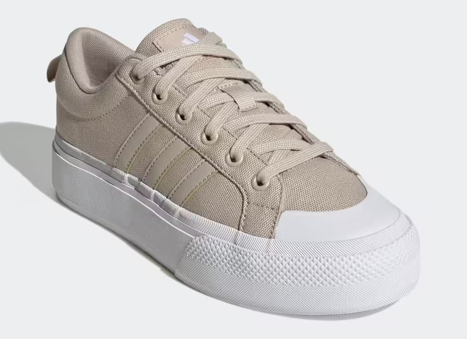 Las zapatillas Adidas Bravada Platform para mujer de color beige en Decathlon