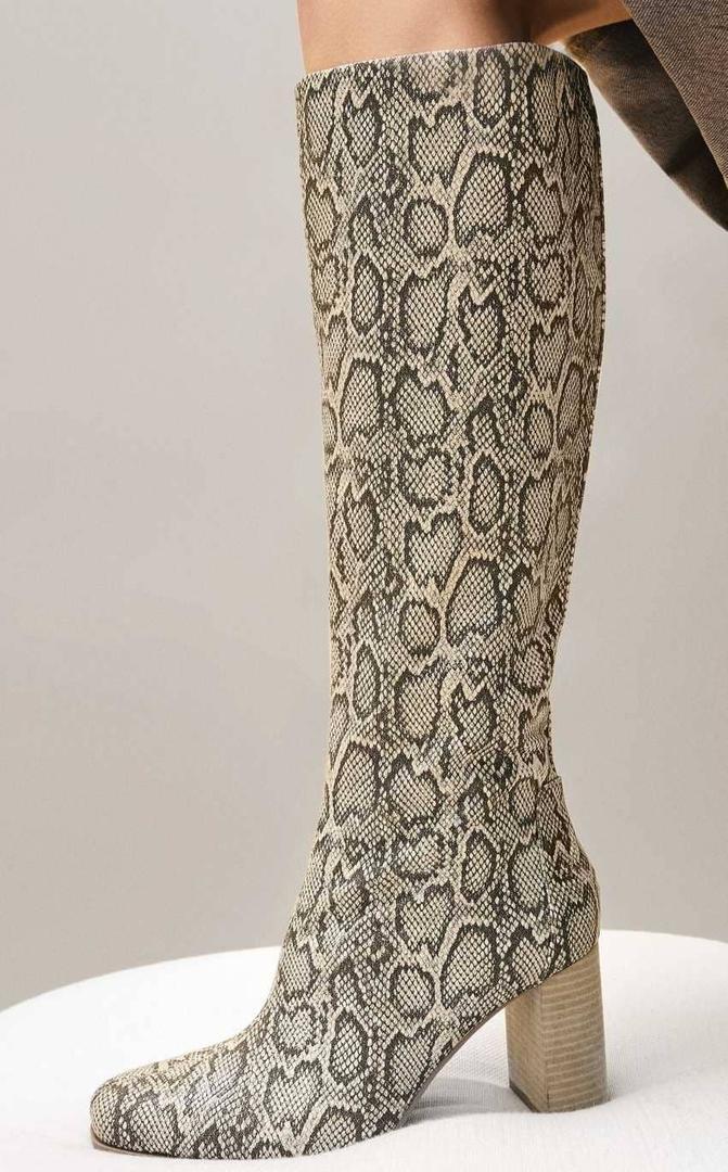 Botas tacón ancho print animal de Bershka