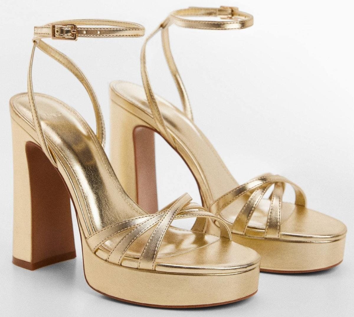 Sandalia metalizada plataforma de Mango