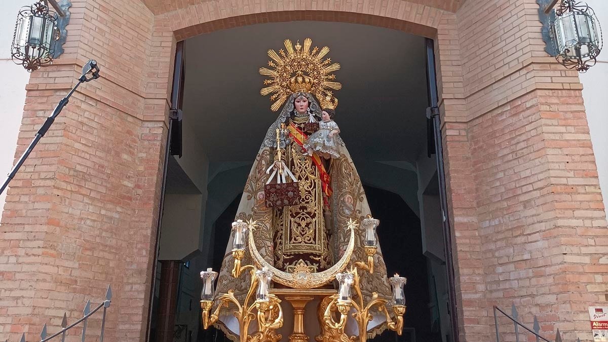 Nuestra Señora del Carmen Coronada