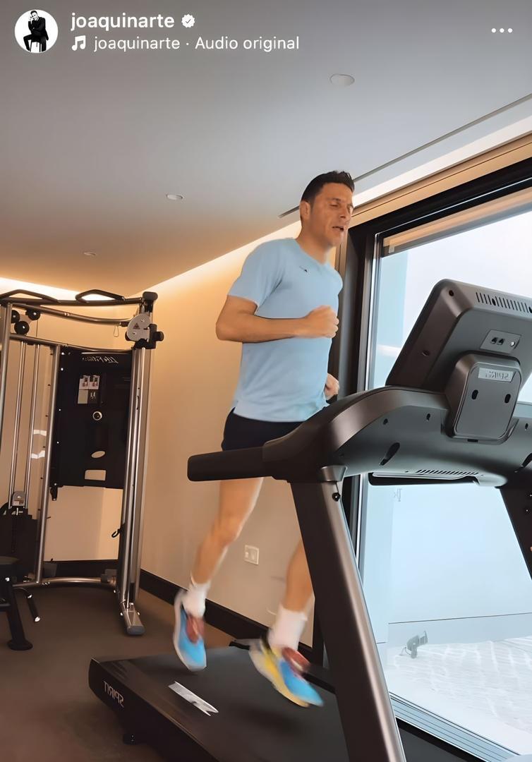 Joaquín Sánchez se ejercita en el gimnasio de su casa con las zapatillas Nike React Pegasus Trail 4