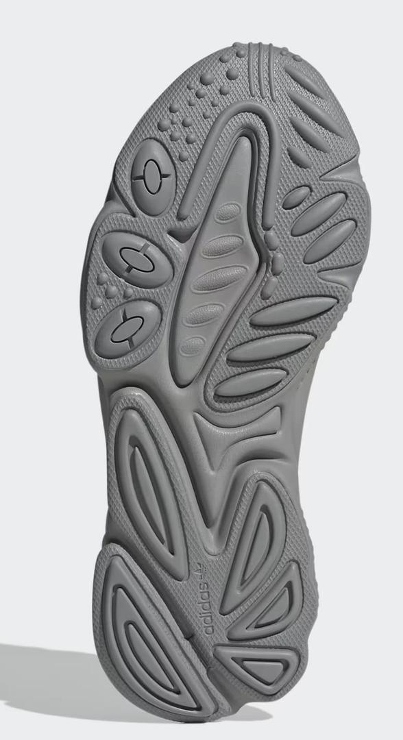 Las zapatillas todoterreno modelo Ozweego grises carbón rebajadas de Adidas