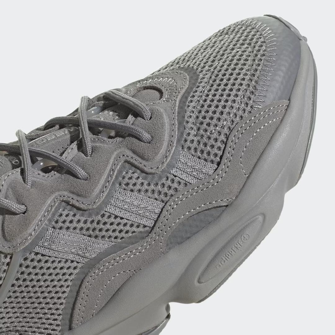 Las zapatillas todoterreno modelo Ozweego grises carbón rebajadas de Adidas