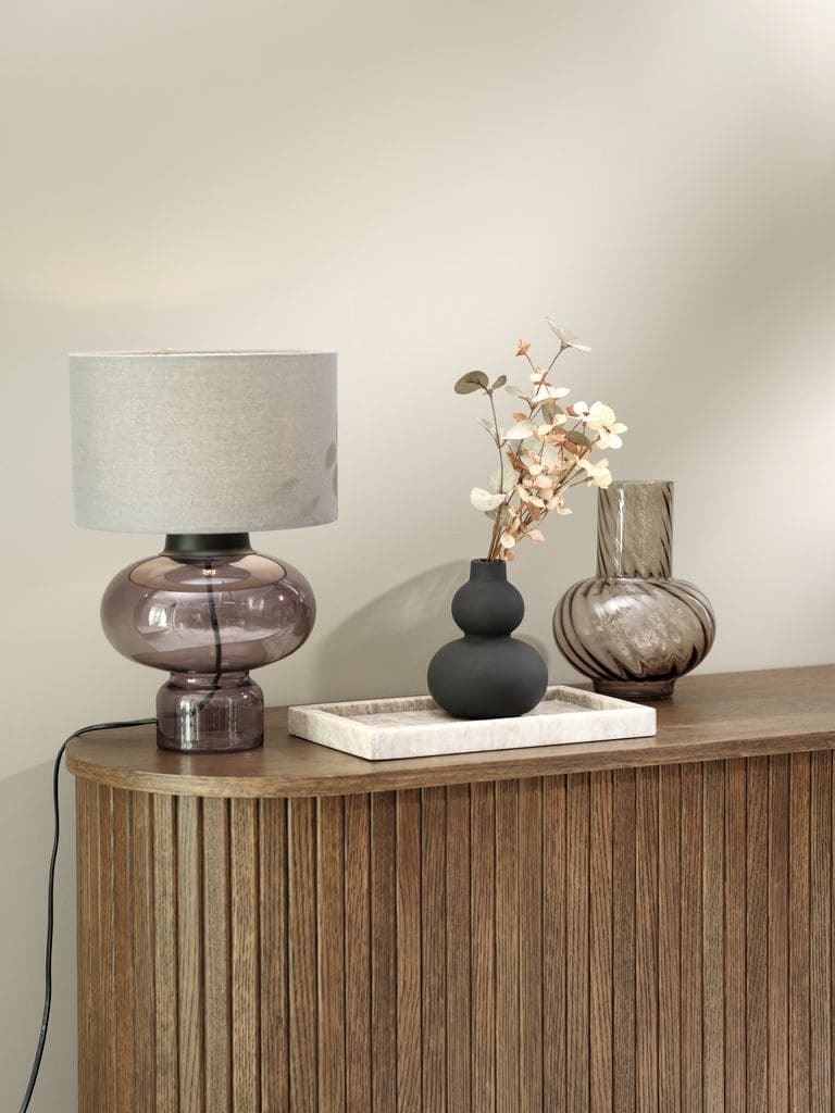 La lámpara de mesa EDMUND de color gris de Jysk