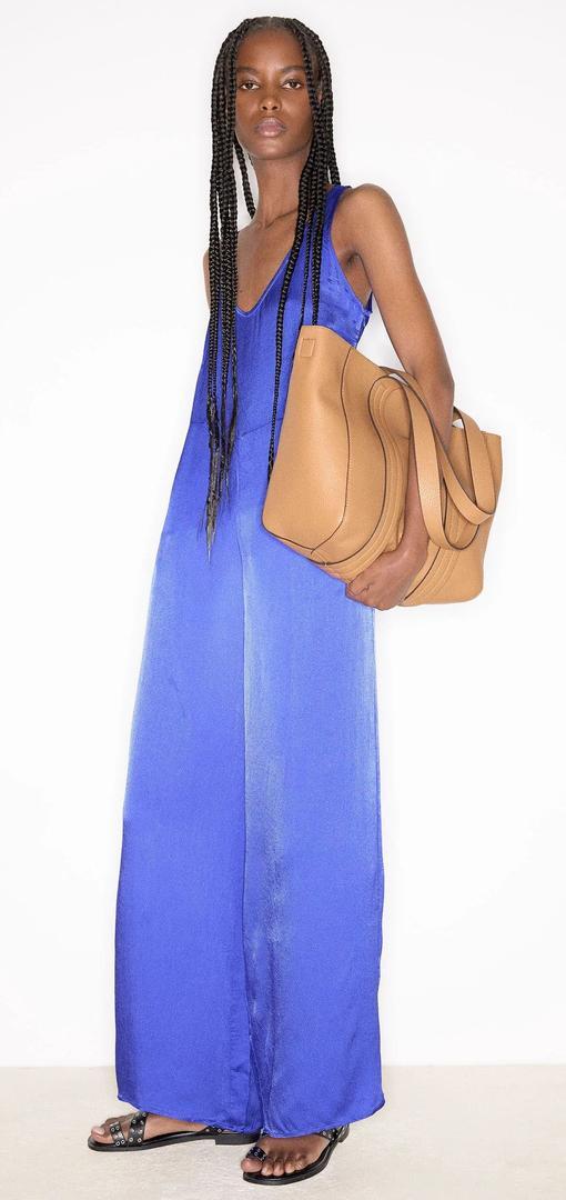 El nuevo mono midi textura de color azul de Parfois