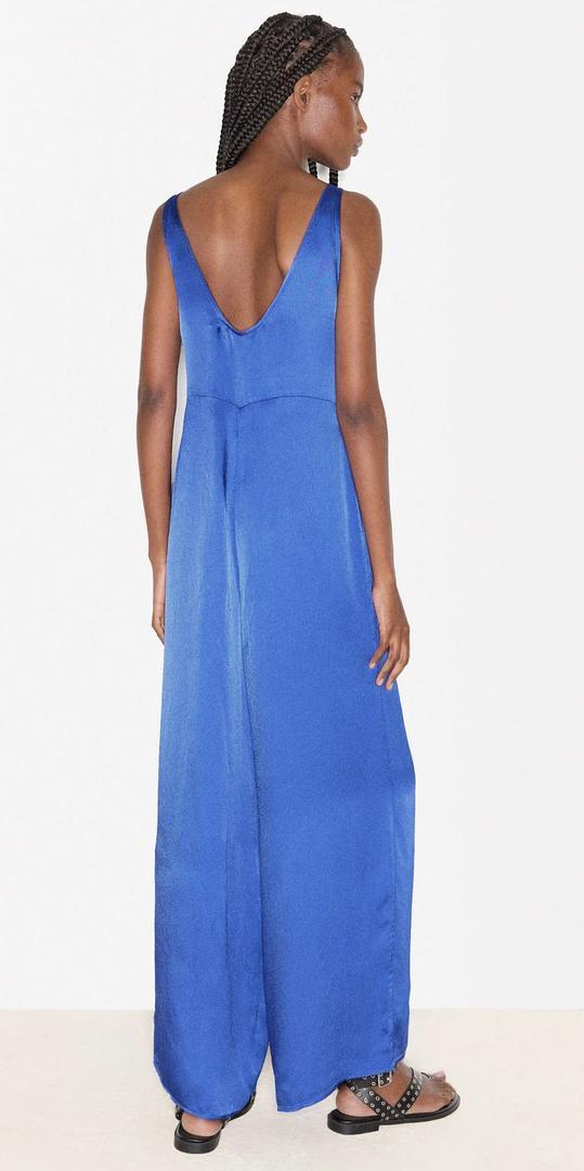 El nuevo mono midi textura de color azul de Parfois