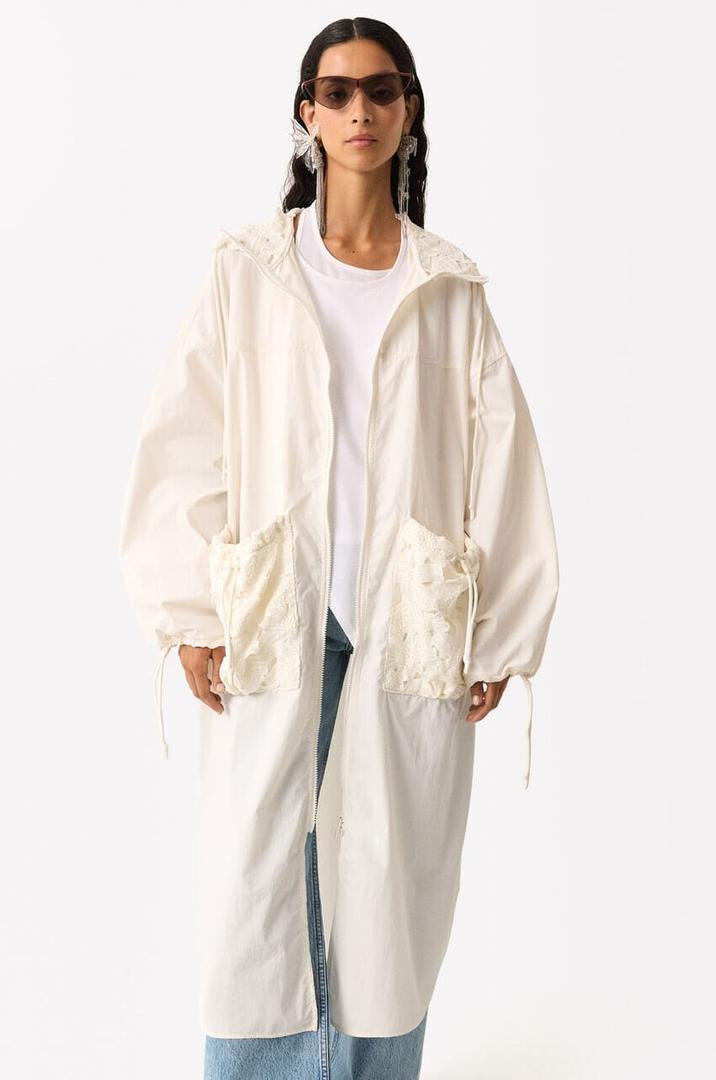 El nuevo chubasquero con capucha blanco de Parfois