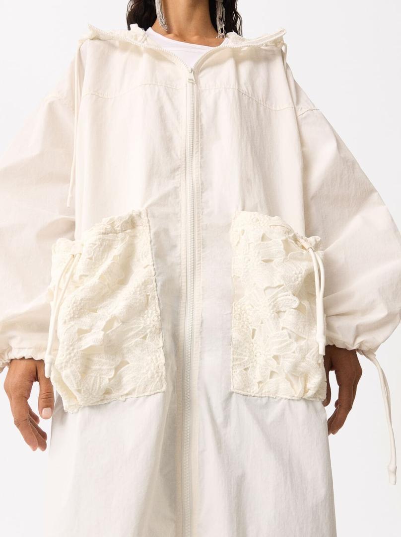 El nuevo chubasquero con capucha blanco de Parfois