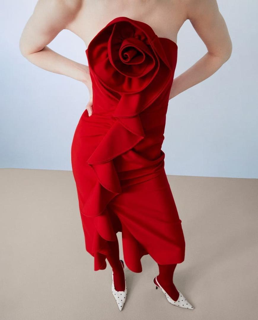 Vestido ajustado midi de volantes con rosa de Sfera en El Corte Inglés