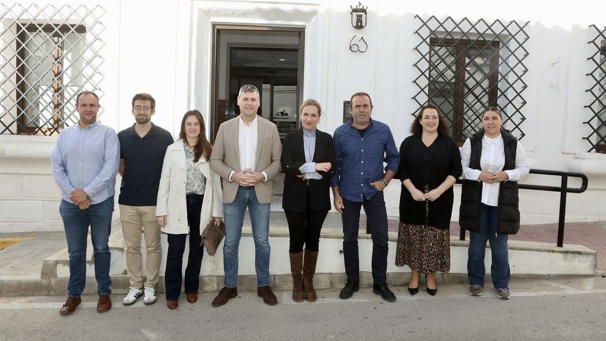 Almudena Martínez, en la puerta del Ayuntamiento de Jimena