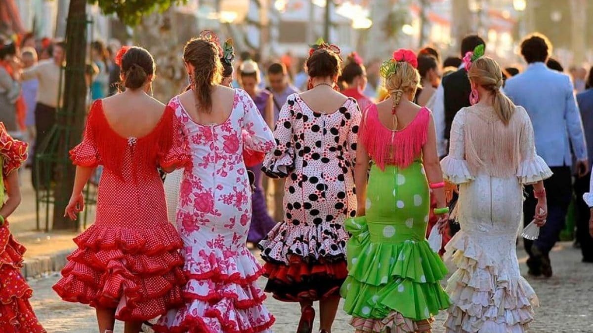 Mujeres parsean por el Real de la Feria