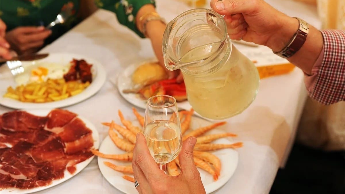 Rebujito, marisco y jamón, la mezcla perfecta