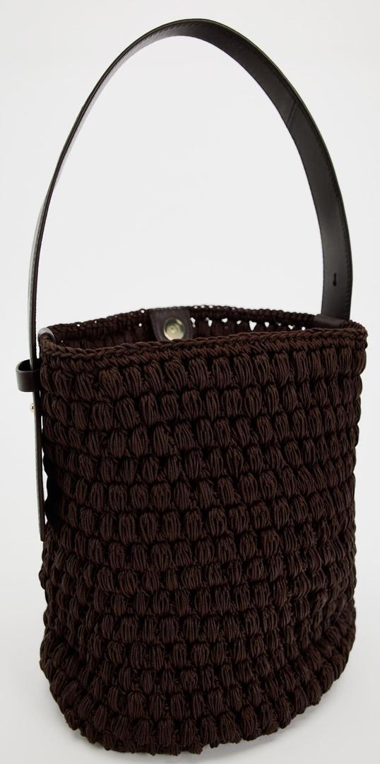 El bolso saca de macramé color marrón chocolate de Zara