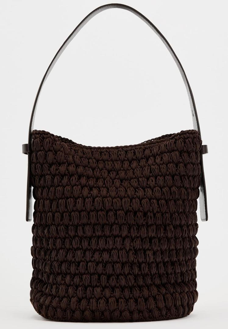 El bolso saca de macramé color marrón chocolate de Zara