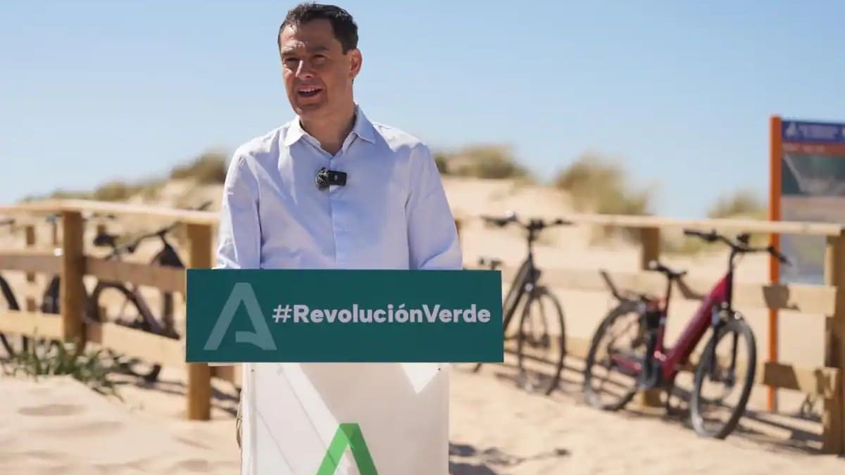 Juanma Moreno, durante su visita a la inauguración de la ruta Eurovelo en Cádiz