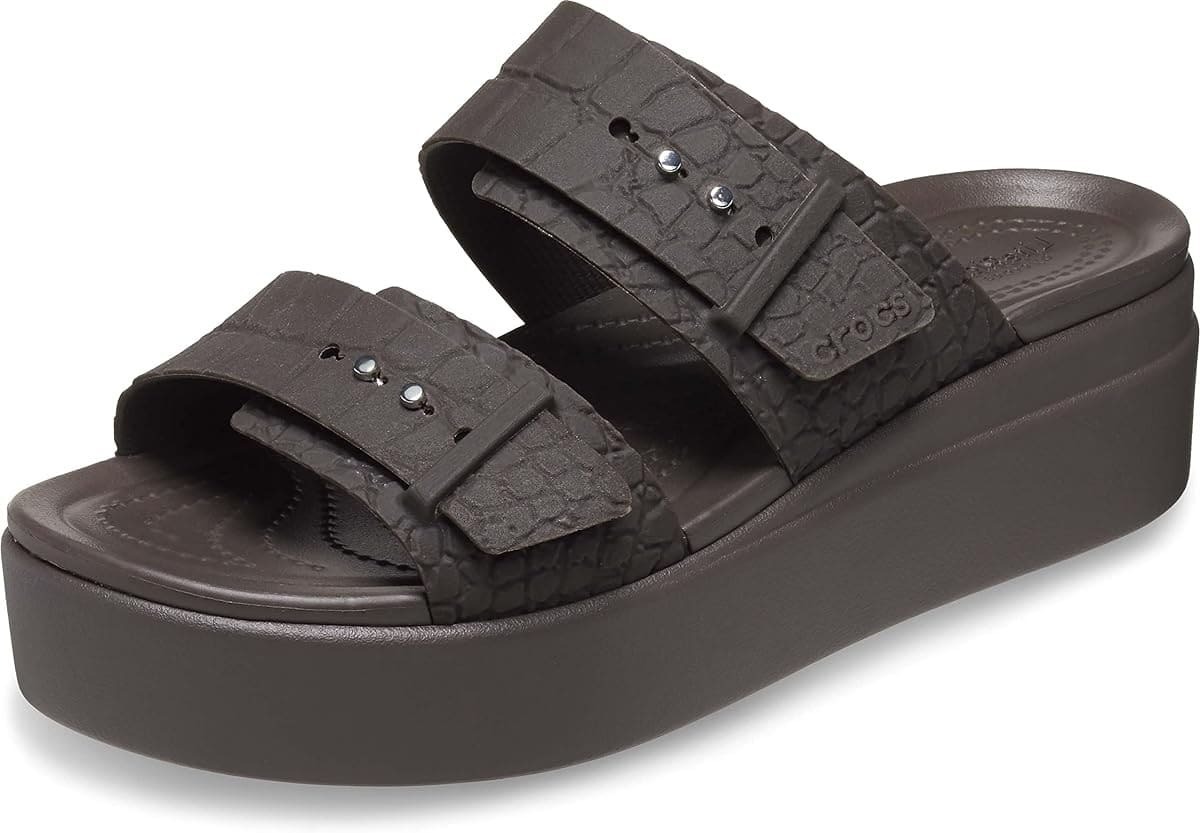 Las sandalias de dos tiras y hebillas de Crocs en Amazon