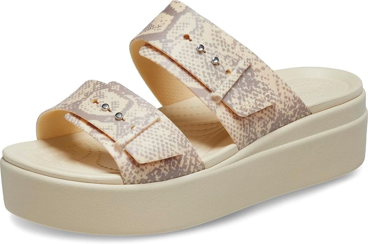 Las sandalias de dos tiras y hebillas de Crocs en Amazon