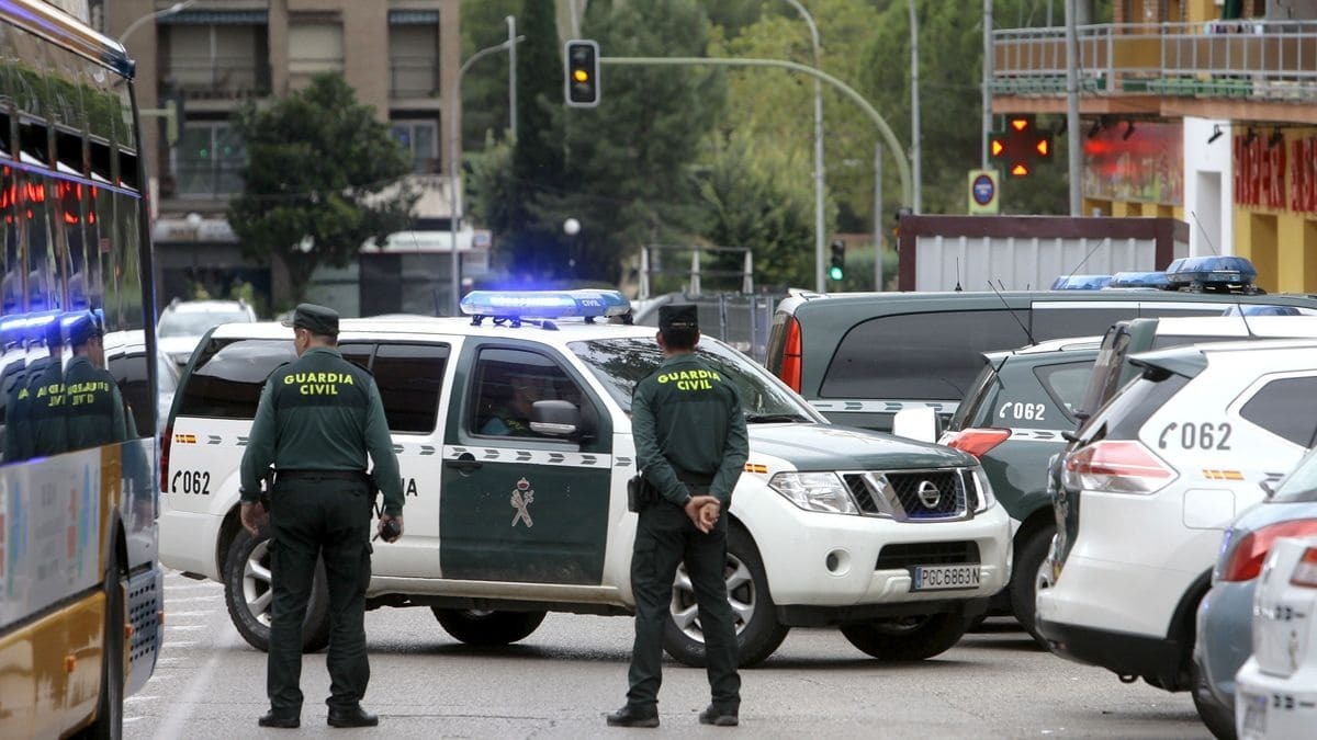 Guardias civiles patrullan por Guadalajara